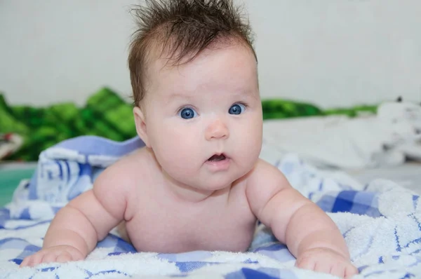Happy baby meisje portret op bed kijken camera — Stockfoto