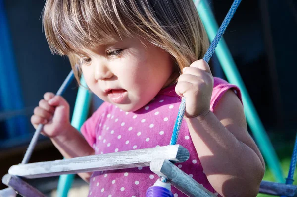 Toddler swing utomhus på sommaren, barn som leker aktivitet — Stockfoto