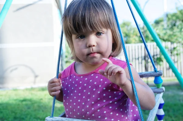 Liten flicka stående swing utomhus på sommaren, barn som leker aktivitet — Stockfoto