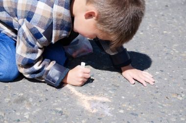 Çizim asfalt Bahar, çocuk boya boya kalemi parkta çocuk
