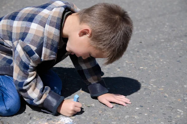 Kid ritning på asfalt under våren, barn måla kritor i parken — Stockfoto