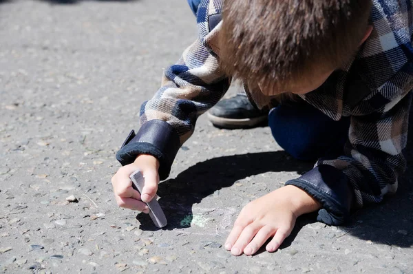 Kind malt im Frühling auf Asphalt, Kind malt Buntstifte im Park — Stockfoto