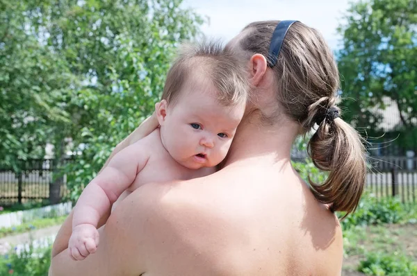 Far innehav spädbarn baby utomhus i sommar — Stockfoto