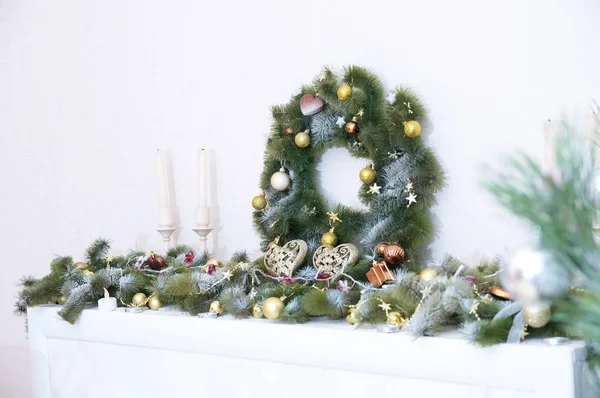 Decoraciones de Navidad con ramas de abeto, velas, bolas, figuras del corazón —  Fotos de Stock