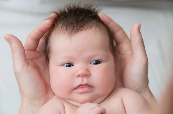 Bebé en manos de los padres, feliz paternidad — Foto de Stock