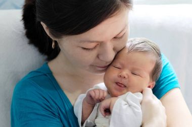 Asyalı kadın holding bebek Bebek kucağında