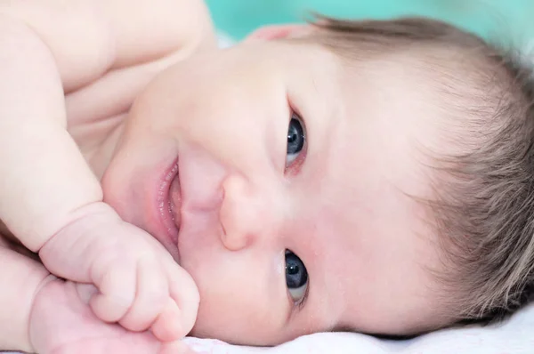 Feliz sonriente recién nacido retrato bebé en su primer mes de vida —  Fotos de Stock