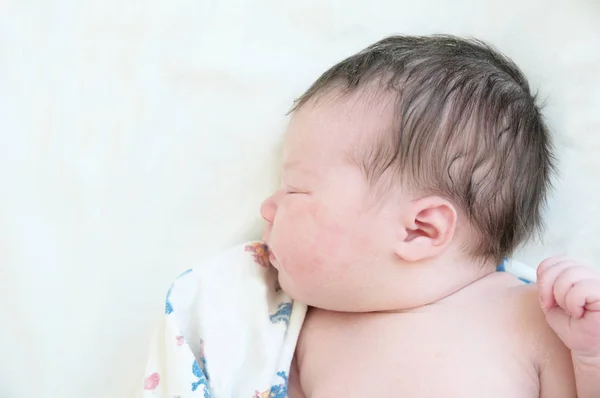 Retrato de bebé recién nacido durmiendo en el primer día de vida — Foto de Stock