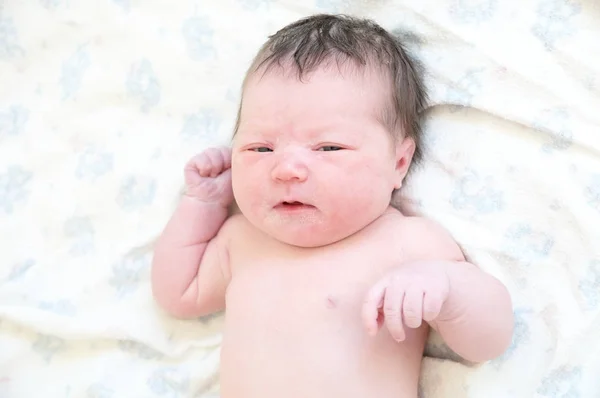 Retrato de bebê recém-nascido no primeiro dia de vida — Fotografia de Stock
