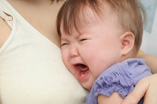 Pleurer Bébé Mère Sur Les Mains Apaisant Bouleversé Enfant Embrassant — Photo