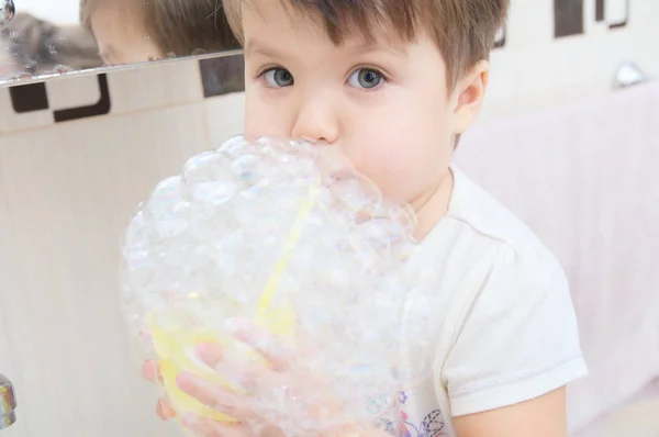 Милая Маленькая Девочка Играет Мыльными Пузырями Ванной — стоковое фото