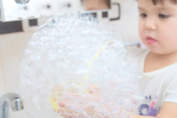 Linda Niña Jugando Con Burbujas Jabón Baño — Foto de Stock