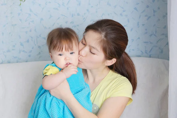 Mère Embrasser Enfant Heureuse Femme Souriante Avec Petit Bébé Famille — Photo