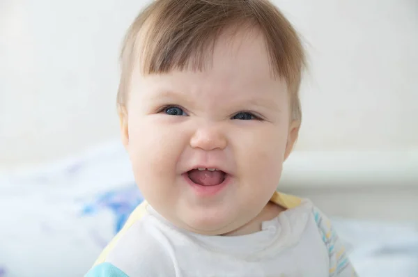 しわ面白い乳児赤ちゃんの肖像画 ハリネズミしかめっ面作ってカメラ目線の女の子の感情を表現する子笑顔幸せな健康な赤ちゃんケア概念 — ストック写真