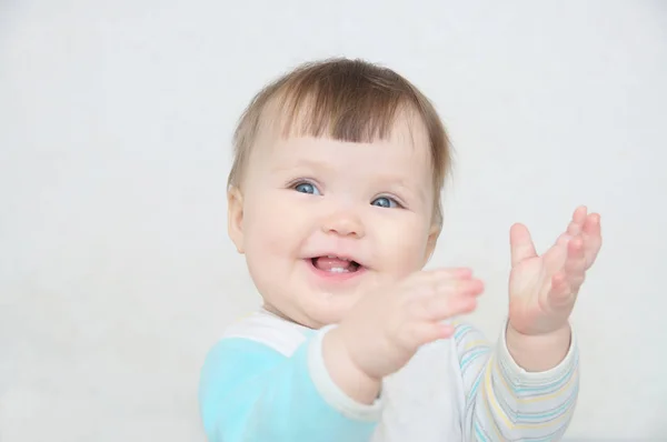 Klappa Händerna Söt Leende Baby Ögon Kaukasiska Blå Glada Barnet — Stockfoto