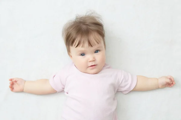 Feliz Sorrindo Bebê Menina Deitada Branco Retrato Pouco Cuidados Infantis — Fotografia de Stock