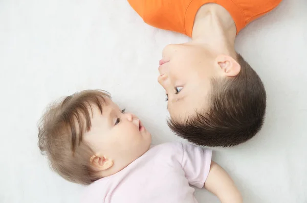 Crianças Felizes Retrato Menino Bebê Menina Olhando Para Outro Felicidade — Fotografia de Stock