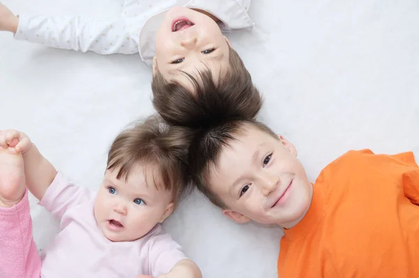 Niños Felices Tres Niños Riendo Diferentes Edades Mintiendo Retrato Niño — Foto de Stock