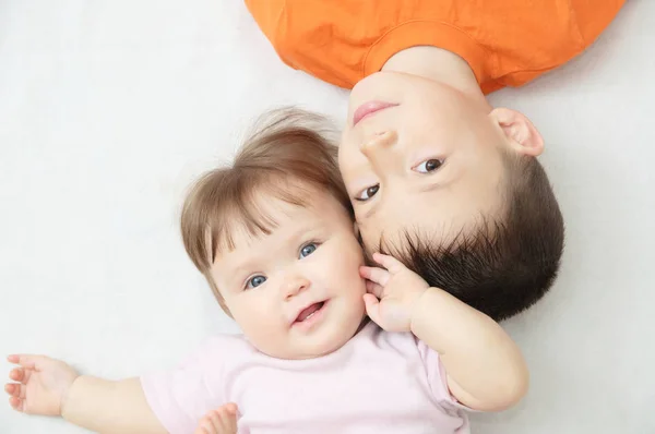 Niños Sonrientes Felices Retrato Niño Niña Mirándose Felicidad Infancia Hermanos — Foto de Stock