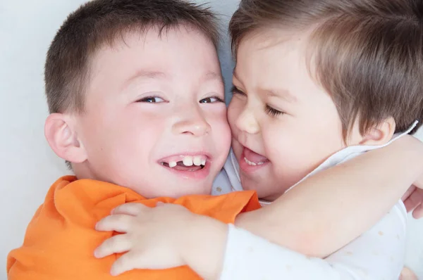 Bambini Felici Bambini Ridenti Che Abbracciano Ritratto Primo Piano Ragazzo — Foto Stock