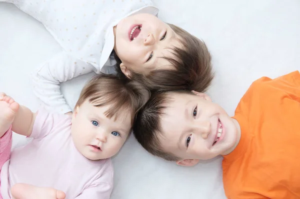 Niños Felices Tres Niños Riendo Diferentes Edades Mintiendo Retrato Niño — Foto de Stock