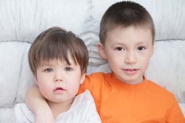 Koç, iki yürümeye başlayan çocuk, çocuk birbirlerini, çocuğun aile portresi ve küçük kız, mutluluk kardeşin Çocukluk çağında sarılma oturan çocuk