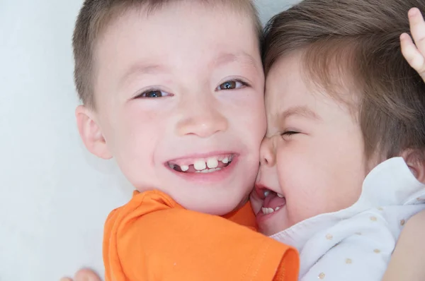 Niños Felices Niños Riendo Abrazándose Retrato Primer Plano Niño Niña —  Fotos de Stock