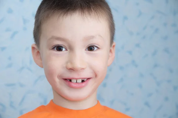 Glad Bedårande Pojke Stående Närbild Kaukasiska Barn Andra Tandbildning Förskoleåldern — Stockfoto