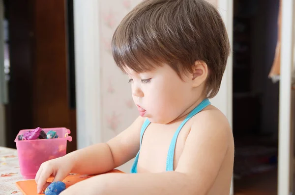 Niña Jugando Con Plastilina Formando Figura Casa — Foto de Stock