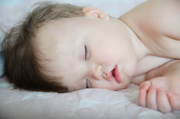 女婴睡得很好 婴儿可爱的睡眠日时间 健康的生活方式为儿童 — 图库照片