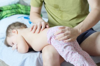Baba bir çocuğun cezalandırılması hakkında Fanny 'ye ceza yapıyor. ünal cocuk 