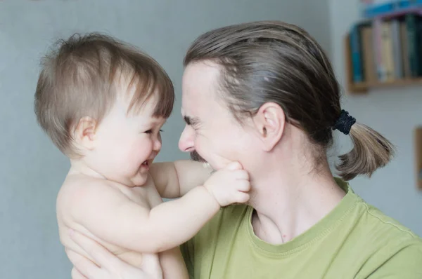 Lyckligt Leende Far Och Baby Dotter Porträtt Skäggiga Ungersven Håller — Stockfoto