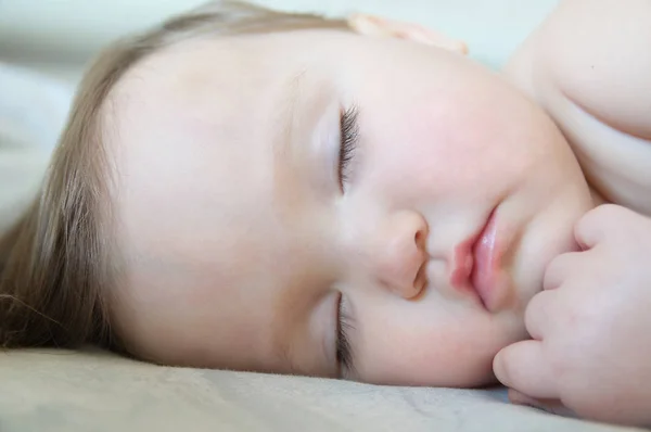 Vacker Flicka Sover Söt Stående Närbild — Stockfoto