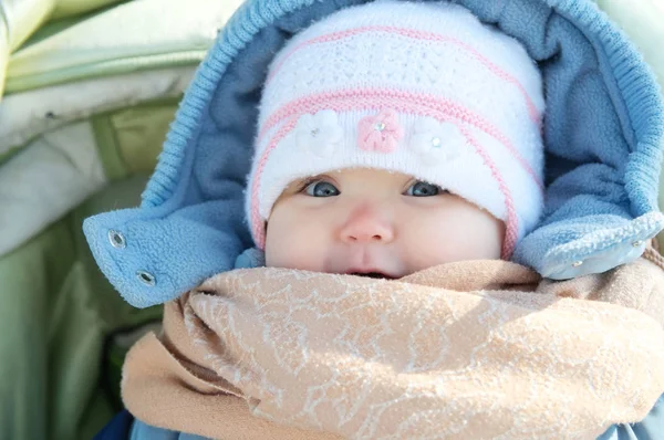 Glücklich Lächelndes Babyporträt Warmer Kleidung Mantel Winterwetter Insgesamt Für Kleines — Stockfoto