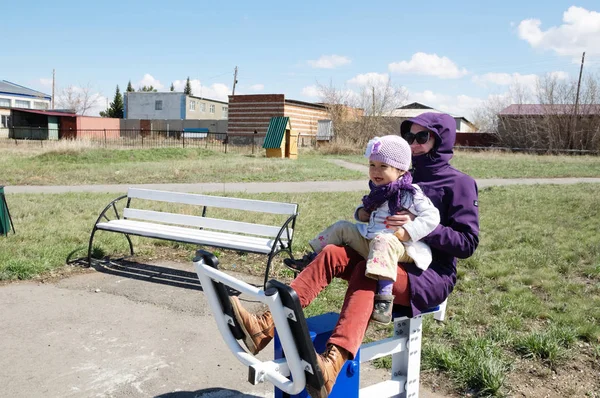 Szczęśliwy Uśmiechający Się Matki Mały Dziewczyna Odkryty Treningu Razem Trenera — Zdjęcie stockowe