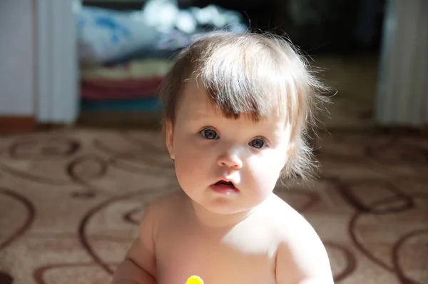 本物の女の赤ちゃんの肖像画 自然光 自宅で小さな子供の顔アップ 青い目をした白人の子供 — ストック写真