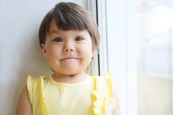 Divertente Volto Bambina Ritratto Sulla Finestra Nostalgia Sole Felice Bambino — Foto Stock