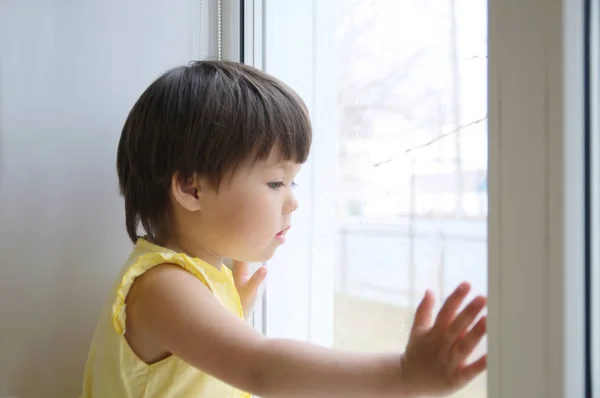 Ragazzina Che Guarda Fuori Dalla Finestra Cerca Sole Curiosità Infantile — Foto Stock