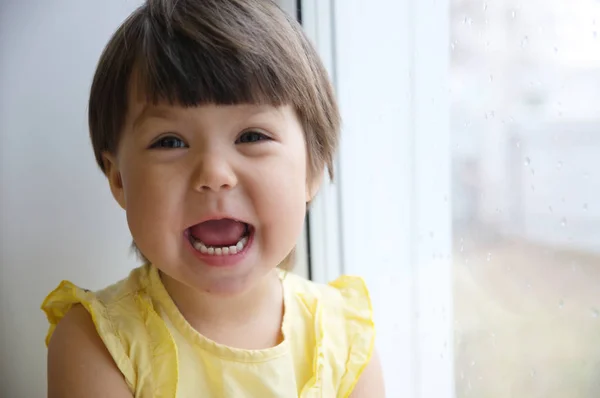 Feliz Rindo Engraçado Rosto Pequena Menina Retrato Janela Ansiando Por — Fotografia de Stock