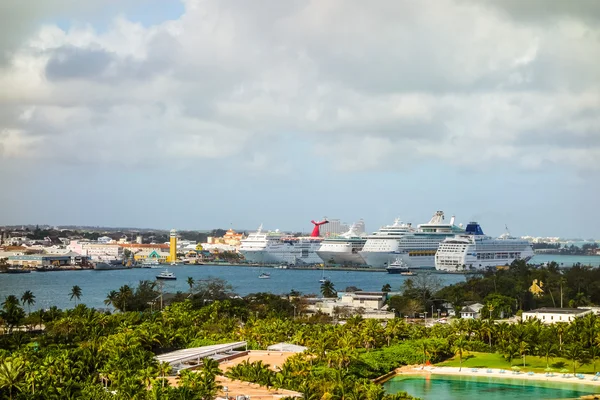 HDR cruiseschepen in Nassau — Stockfoto