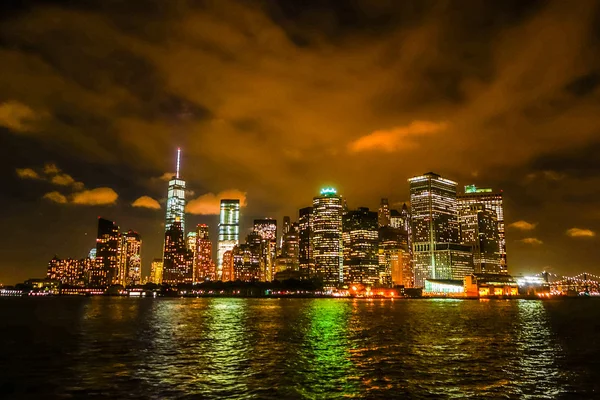 HDR-visning av Manhattan om natten – stockfoto