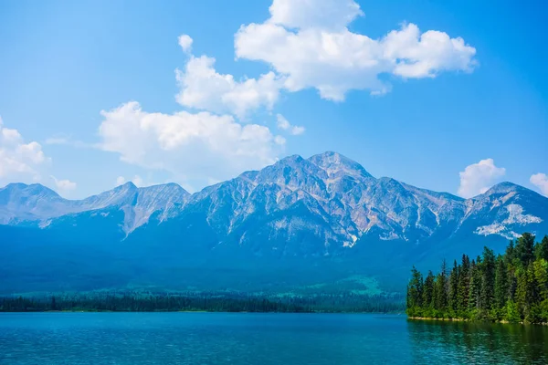 HDR Pyramid Lake in Alberta — Stock Photo, Image
