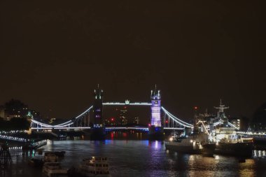 Londra, İngiltere 'deki Thames Nehri' nde geceleyin Tower Bridge.