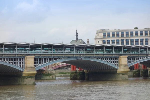 Blackfriars bridge i london — Stockfoto