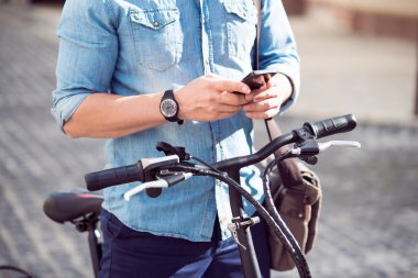 Hoş adam ayakta bir bisiklet ile