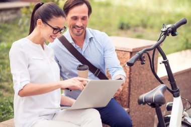Neşeli arkadaşları dizüstü bilgisayar kullanarak