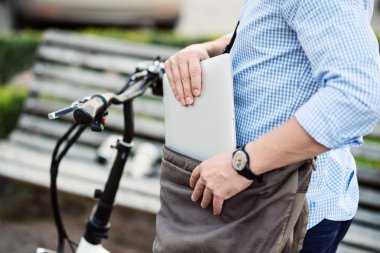 Sportif yakışıklı çantasından laptop dışarı alarak.