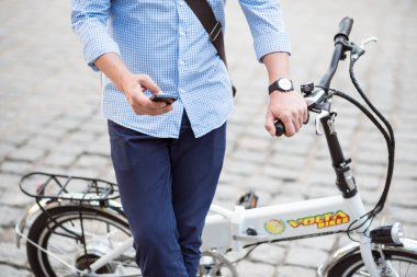 İyi görünümlü sportif adam cep telefonu kullanarak.