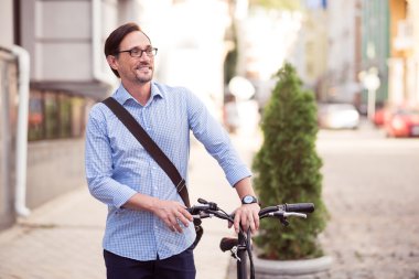 Hoş gülümseyen adam holding Bisiklet