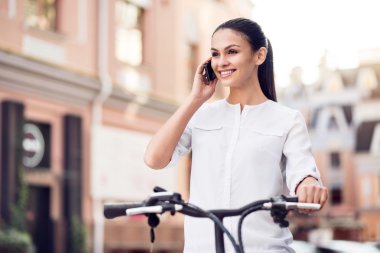 Neşeli kadın cep telefonundan söz